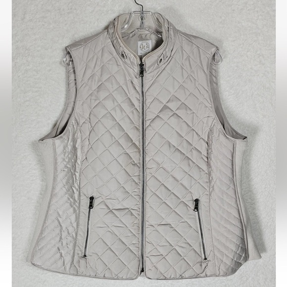 Westport Jackets & Blazers - NWOT WESTPORT IVORY QUILTED VEST
